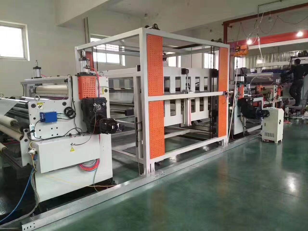 บล็อกบริษัทล่าสุดเกี่ยวกับ โซลูชันการรีดขึ้นรูปหลายชั้นร่วม: เพิ่มฟังก์ชันการทำงานให้กับสายการรีดแผ่น PC/PMMA ของคุณ