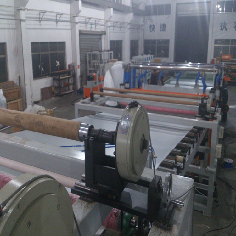 บล็อกบริษัทล่าสุดเกี่ยวกับ โซลูชั่นความจุสูงสําหรับสายผลักแผ่น PC/PMMA ที่กว้างและหนามาก