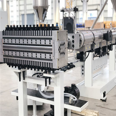 เครื่องทำแผ่นกลวง PP สายการอัดรีด PE คณะกรรมการกลวง การอัดขึ้นรูปโปรไฟล์กลวง